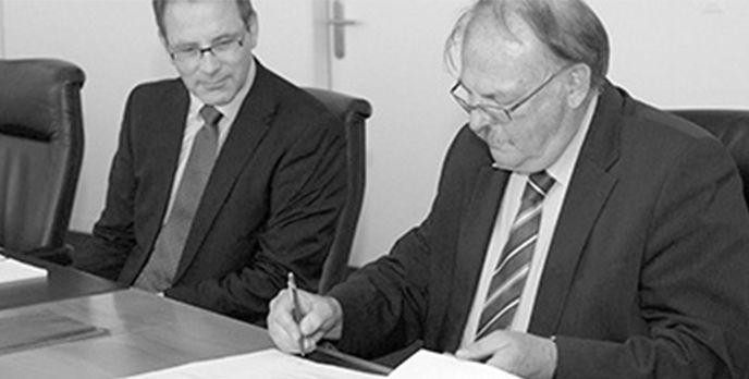 Peter Graf, Geschäftsführer der Einkaufsgemeinschaft HSK AG, unterzeichnet die formelle Gründung der Aktiengesellschaft