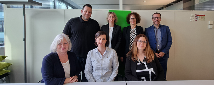 Das Koordinationsgremium, im Bild vorne (v. l. n. r). Manuela Zaugg (Helsana), Andrea Potratz und Sandra Pizzuto (beide Sanitas). Hinten: Raphael von Gunten (KPT), Sabrina Müller (HSK), Sonja Aerne (Helsana) und Thierry Gaudin (KPT).